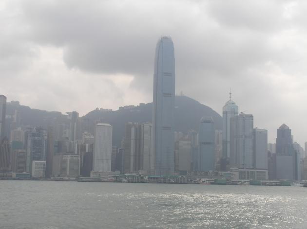 尖沙咀のスターフェリー乗り場周辺から見える香港島の風景